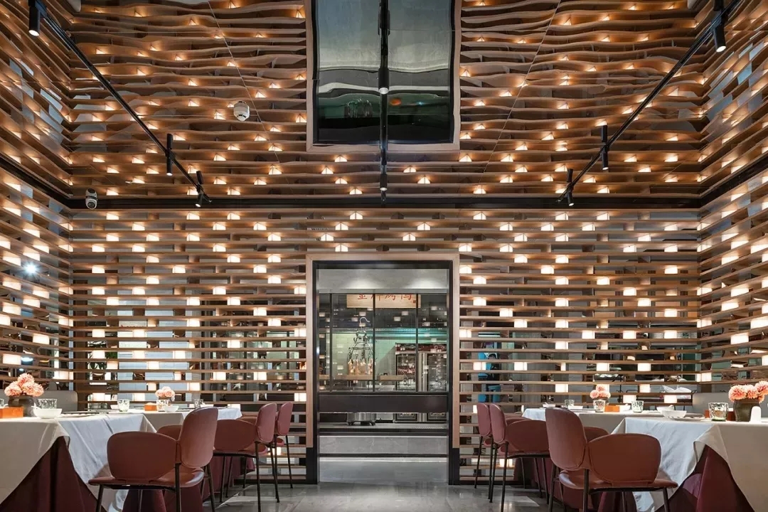 东莞大鸭梨烤鸭店以全新的餐饮空间设计，冲破品牌桎梏，重塑品牌形象