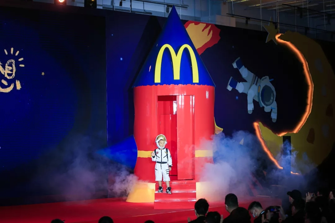 东莞麦当劳中国为孩子“点亮梦想”，带你上天！